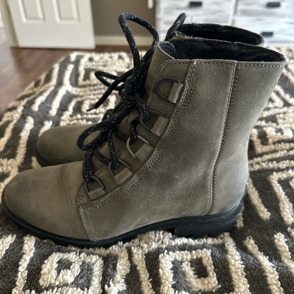 Sorel Gray Women's lace up Boots